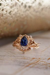 Anillos finos hechos a mano inspirados en la naturaleza-Anillo de hoja de zafiro azul en forma de pera de oro rosa sólido de 10K con banda de moissanita curvada en V - Product Image 4