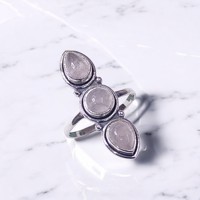 Bague élégante classique en argent sterling 925 avec trois pierres précieuses naturelles (rubis, turquoise et quartz rose) de forme ronde et poire, bijoux fins