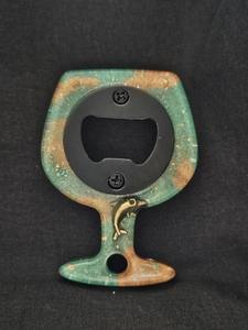 Ouvre-bouteille élégant en résine durable avec touche artisanale idéal pour ajouter un attrait décoratif aux cuisines et aux salles à manger - Product Image 6