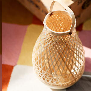 Venta al por mayor de candelabros de ratán de estilo asiático farol de mimbre decorativo con mango de bambú diseño vintage para la decoración del hogar de Pascua - Product Image 3