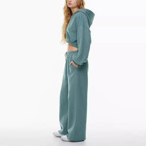 Ensemble de survêtement évasé pour femme en tissu doux, deux pièces avec bas évasé pour un confort quotidien et une tenue facile 2026 - Product Image 3