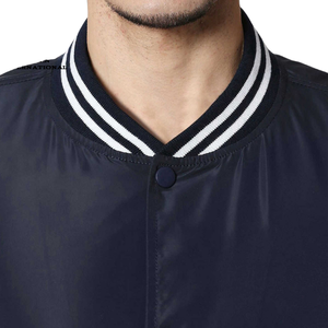 Vestes d'université en satin personnalisées OEM pour hommes Streetwear de baseball léger avec bouton-pression col montant détails à rayures - Product Image 5