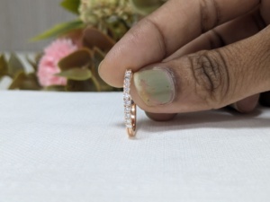 Anillo de Eternidad de Oro Amarillo de 14k con Moissanita Engastada en Media Halo, de Moda, para Mujer, con Certificado de Tercera Parte - Product Image 2