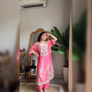 Elegante Salwar Kameez de Seda Romana Rosa Rani con Bordado Floral y Dupatta |   Ropa Étnica India Moderna de Secado Rápido para Mujer - Product Image 1