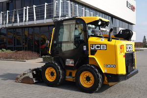 รถตักล้อยางแบบสกิดสเตียร์ JCB 300 T4 พร้อมเครื่องยนต์ PLC ปั๊มไฮดรอลิก ระบบขับเคลื่อน 4x4 4WD บุ้งกี๋และอุปกรณ์เสริม - Product Image 3