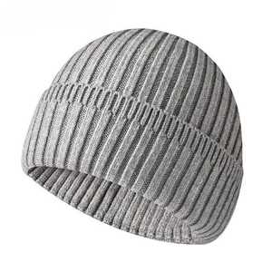 Bonnet de ski d'hiver unisexe de haute qualité en acrylique brodé de têtes de mort, personnalisé, vente en gros, ensemble tricoté et tissé avec étiquette, teint uni - Product Image 1