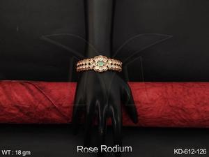 ชุดเครื่องประดับ kundan เครื่องประดับสำหรับงานปาร์ตี้ชุดเครื่องประดับขัดเงาโรเดียมกุหลาบดีไซน์ดอกไม้สวยชุดเครื่องประดับ kundan Kada - Product Image 4