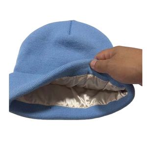 Gorros de Alta Calidad con Logotipo Personalizado, Logotipo Jacquard Personalizado y Forro Interior de Satén, Gorros Unisex - Product Image 1