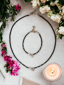 Ensemble collier et bracelet DAFNI en perles de plastique colorées et œil porte-bonheur - Fait main pour la fête des mères et la Saint-Valentin - Product Image 4