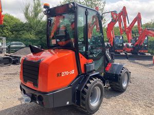 Chargeuse sur pneus Kubota RT270-2A, pelle frontale, 25 ch, transmission hydrostatique avec pompe, vitesse de déplacement sur route de 20 km/h - Product Image 4