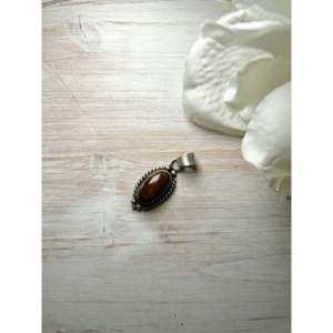 Pendentif vintage Zachariah David Evans en argent sterling avec turquoise, serti clos, orné d'un motif cloche en jade et d'un chiffre porte-bonheur - Product Image 4