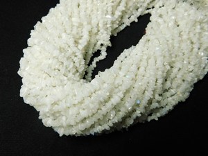 Cuentas de piedras preciosas sueltas con forma de virutas de piedra lunar blanca Natural, cuentas de forma Irregular de piedra lunar de 4-5mm para fabricación de joyas, precio de fábrica - Product Image 3