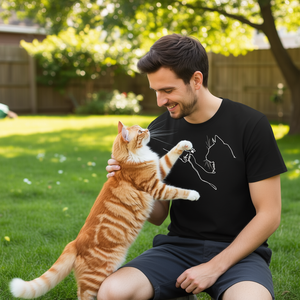 Camiseta Promocional de Amistad con Diseño de Gato y Mano de Persona, con Detalle de Huella de Gato - Product Image 3