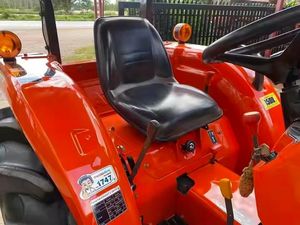 Tractor agrícola Kubota L4018 4WD con motor de 40HP, bomba de motor, rueda de caja de cambios para uso agrícola, múltiples accesorios y funciones - Product Image 2