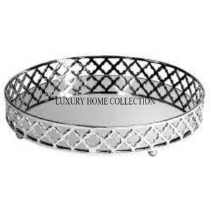 Exquisita bandeja de espejo de vidrio de metal con acabado plateado con un diseño impresionante ideal para interiores contemporáneos vintage o de lujo - Product Image 1
