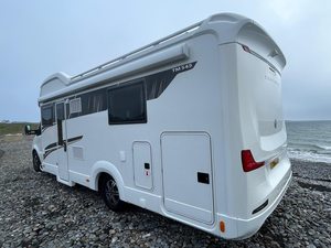 Camping-car de luxe 4x4 tout-terrain |   Camion-camping-car robuste pour expéditions |   Véhicule de camping tout-terrain diesel 4x4 avec panneaux solaires - Product Image 2