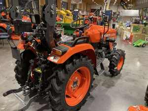 Mini tractor Kubota EK1-261 con contrapeso delantero. Tractor Kubota EK1-261 subcompacto usado, limpio y asequible para granja. - Product Image 3