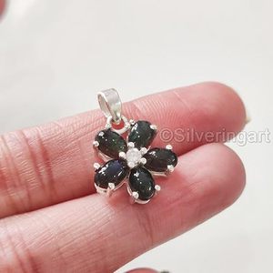 Pendentif pour femme en opale noire naturelle, pierre de naissance d'octobre, forme florale, pendentif fait main, bijoux en argent sterling 925 - Product Image 1