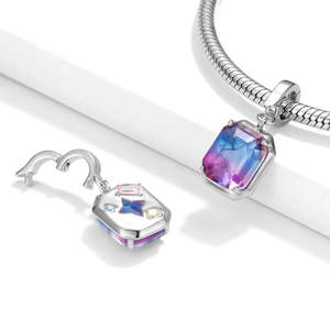 Pendentif ou breloque en zircon diamanté argenté, forme diamant taille émeraude - Product Image 2