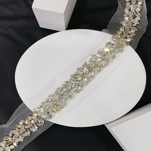 Tissu de dentelle de diamant d'argent fait à la main Bordure florale perlée Dupatta pour vêtements de mariée Mode ethnique Dentelle fantaisie sur filet - Product Image 2