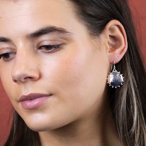 Pendientes Redondos con Diseño de Disco Solar Martillado, 22 mm, Hechos a Mano, Plata de Ley Pulida con Acabado Incoloro, Regalo Festivo Especial - Product Image 2