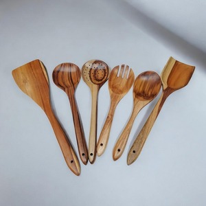Cuchara de madera rústica, artesanía artesanal sin tiempo para tu cocina de Crescent Crafts - Product Image 1