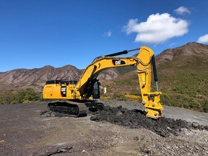 Excavatrice sur chenilles 349F jaune, équipement de construction robuste pour opérations en terrain montagneux - Product Image 1