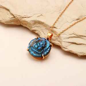 Pendentif de fleur rose Labradorite sculptée à la main 19 mm collier de pierres précieuses d'énergie de guérison cadeau de demoiselle d'honneur - Product Image 6