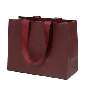 Bolsas de compras de papel Kraft rojo burdeos con asas incrustadas para ropa Sin logotipo Embalaje Laminación Manejo de impresión - Product Image 1