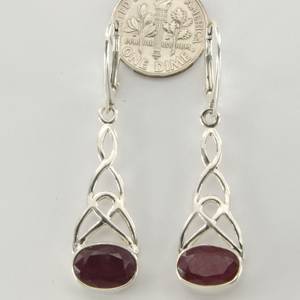 Rubis ovale à facettes solide en argent Sterling 925 rouge cramoisi profond boucles d'oreilles à crochet arrière avec cadre complexe pour les filles - Product Image 1