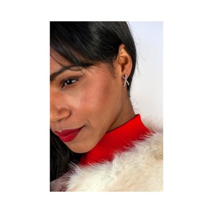 ต่างหูเดลเปีย รุ่น X สไตล์ 10 เปอร์เซ็นต์  ท่อภายนอกชุบทอง 18K บนตัวเรือนเงินแท้ 925 ประดับคริสตัลสีขาวด้านใน ขนาด 10x15 มม. สีขาว - Product Image 4