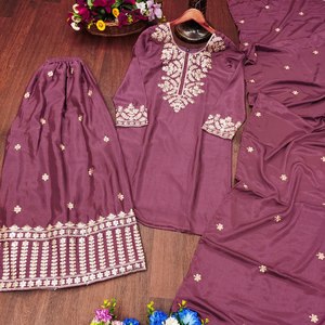 Costume de créateur avec broderie séquentielle - Product Image 1