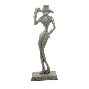 Escultura de niña hecha a mano de aluminio fundido de último diseño con acabado de pátina, esculturas decorativas para el hogar hechas a medida - Product Image 1