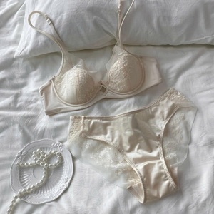 Ensemble de lingerie en dentelle florale vietnamienne envoûtante, soutien-gorge et culotte en dentelle pour femmes - Product Image 2