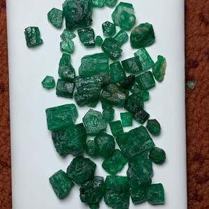 Gema Brillante, Cristal de Esmeralda Natural con Corte Hexagonal, 66.2 Quilates |   Esmeralda Verde en Bruto |   Valle de Swat, Pakistán |   Joyas de Colección - Product Image 2