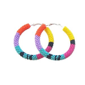 Mode perles de rocaille boucles d'oreilles créoles à la main Boho Chic bijoux perles de rocaille colorées boucles d'oreilles créoles avec aspect ethnique fait main - Product Image 4