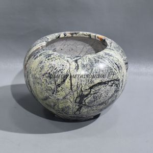 Vase en métal blanc contemporain de haute qualité avec finition texturée unique et forme incurvée pour un look élégant et luxueux - Product Image 6