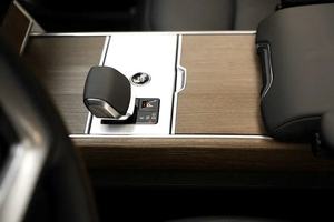 รถยนต์มือสอง ปี 2025 รุ่น Autobiography ภายในสีเข้ม เบาะผ้า 599 แรงม้า เครื่องยนต์ V8 ยาง R20 เกียร์อัตโนมัติ น้ำมันเบนซิน พวงมาลัยซ้าย - Product Image 4