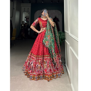 Ensemble Lehenga Choli en soie Dola de créateur unique avec Dupatta de travail lourd pour la célébration de fêtes et les fonctions disponibles à la vente - Product Image 1