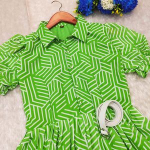 Robe trapèze élégante de créateur exclusif pour les tenues de soirée d'été inspirées de Bollywood, taille empire florale noire et blanche - Product Image 5