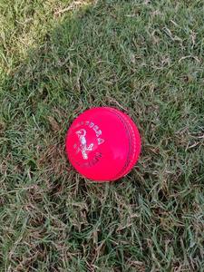 Balle de cricket rose Balles de cricket en cuir de couleur Kookaburra Balles de cricket cousues à la machine de qualité A - Product Image 6