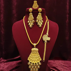 Ensemble de bijoux pour femmes avec collier et boucles d'oreilles en cuivre plaqué or 1K, look attrayant, conçu pour un style tendance pour les fêtes - Product Image 1