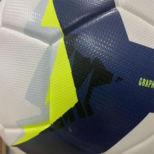 ลูกฟุตบอลคุณภาพสูง ผลิตจากวัสดุ PU แบบไร้รอยต่อ ทนทานต่อแรงเสียดทาน เหมาะสำหรับการฝึกซ้อมและการแข่งขันกลางแจ้ง - Product Image 3