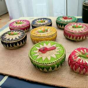 Panier en osier élégant tissé à la main herbe de lune naturelle écologique multicolore avec couvercle prix de gros pour boîte de rangement domestique emballée - Product Image 3