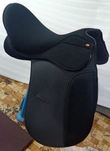 Silla de Montar para Caballo de Doma Sintética de Primera Calidad, Fabricada con Estructura de Plástico y Rodillera Desmontable - Product Image 4