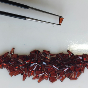 1x2.5x4มม. สีแดงโกเมนเรียวบาแกตต์ตัดอัญมณีธรรมชาติ - Product Image 1