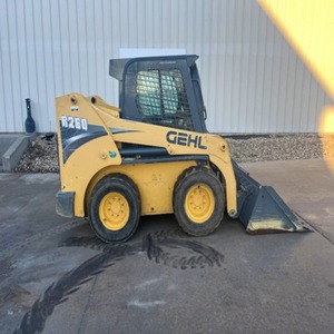 รถตักล้อยาง GEHL Skid Steer Loader R220 ดีเซล 4 ตัน รับน้ำหนักได้ 4 ตัน สีเหลือง อุปกรณ์ก่อสร้าง ระบบ PLC เกียร์แบริ่ง บำรุงรักษาง่าย - Product Image 3