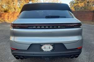 Cayenne Turbo V6 AWD 2024 d'occasion, conduite à gauche, sièges en cuir, pneus R21, pack Premium Plus, toit ouvrant panoramique - Product Image 4