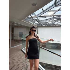 Vestido de Satén sin Tirantes con Detalles de Pedrería y Cintura Natural - Product Image 3