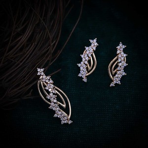 ชุดจี้รูปใบไม้ดีไซน์ดอกไม้ทันสมัยสำหรับผู้หญิง ชุบเงิน ประดับเพชรซิร์คอนระยิบระยับ ชุบทอง วัสดุสแตนเลส - Product Image 1